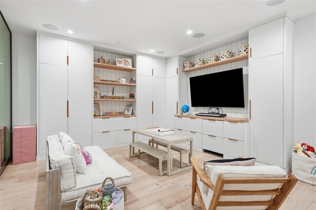 407 N Poinsettia