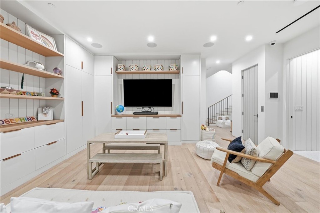 407 N Poinsettia