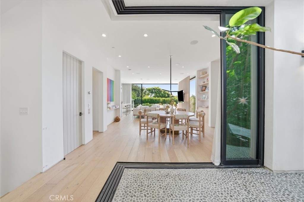 407 N Poinsettia