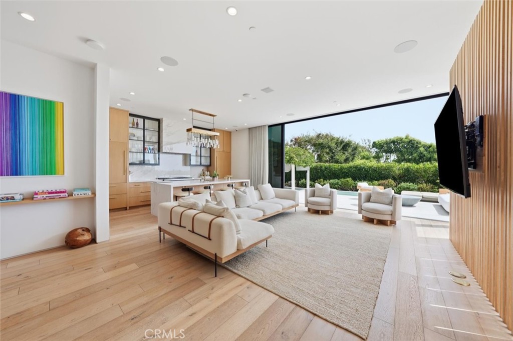 407 N Poinsettia