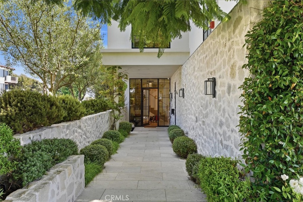 407 N Poinsettia