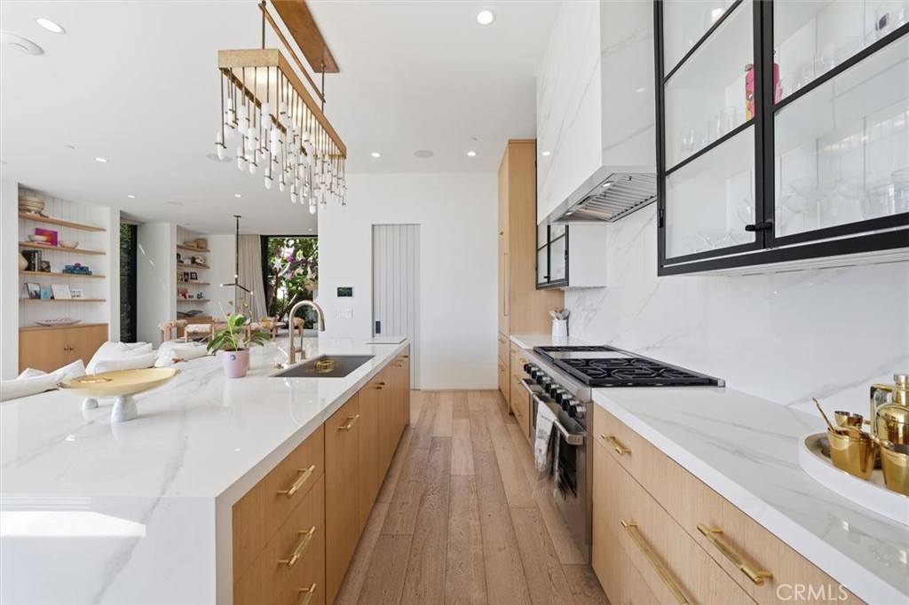 407 N Poinsettia