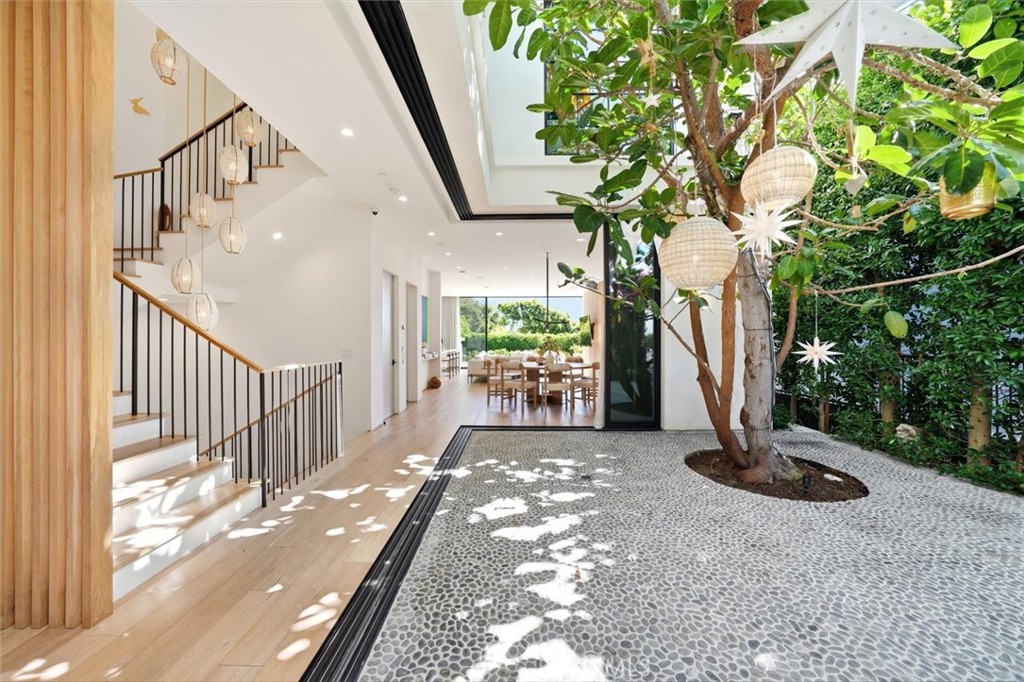 407 N Poinsettia