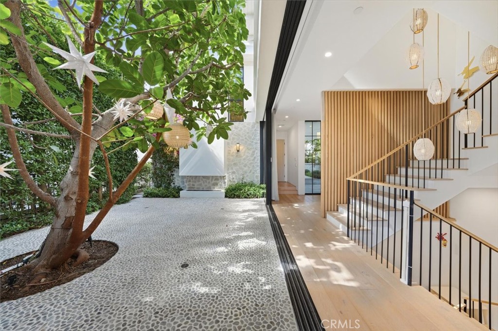 407 N Poinsettia