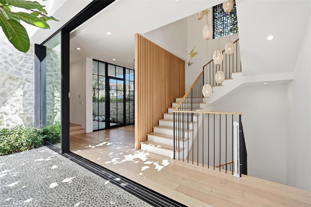 407 N Poinsettia