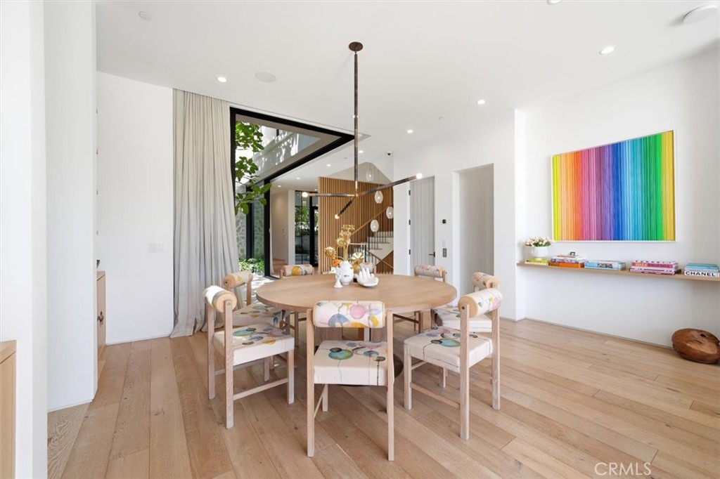 407 N Poinsettia