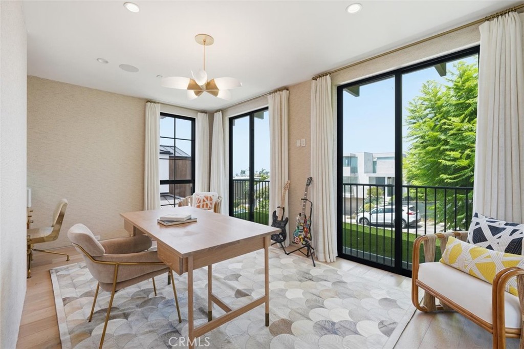 407 N Poinsettia