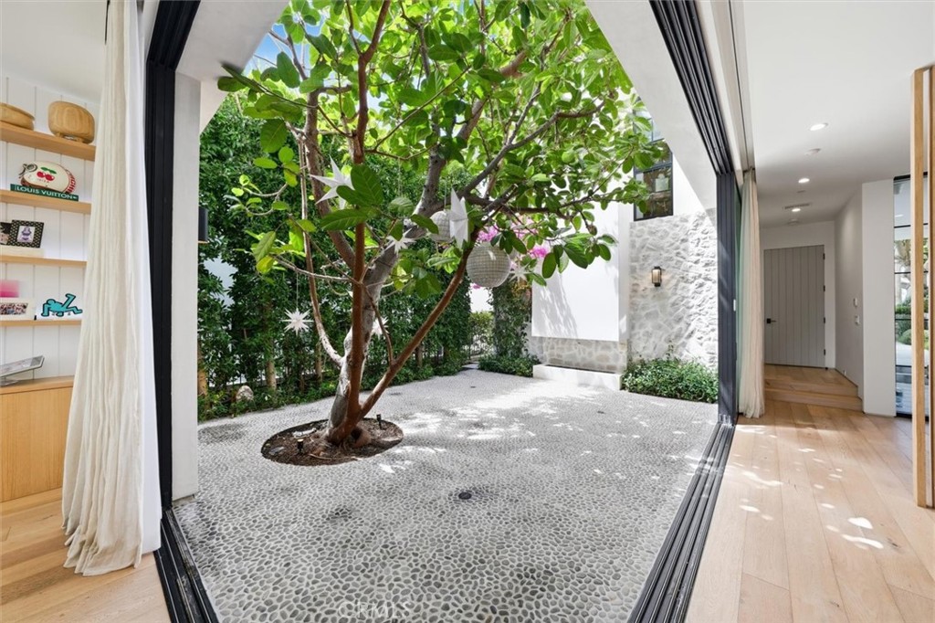 407 N Poinsettia