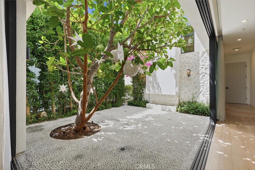 407 N Poinsettia