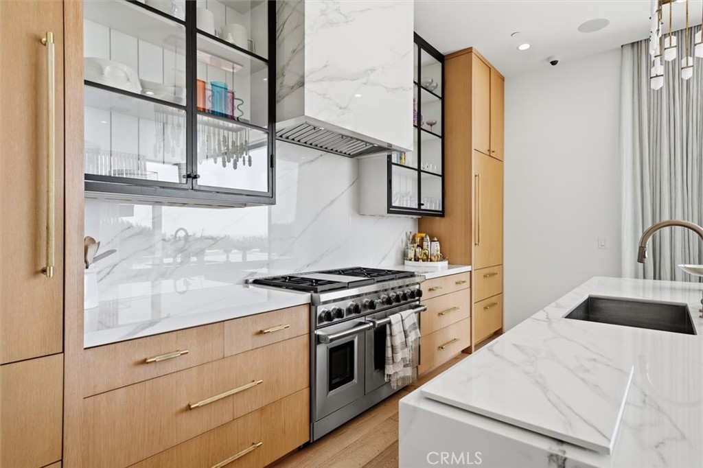 407 N Poinsettia