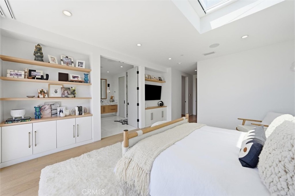 407 N Poinsettia