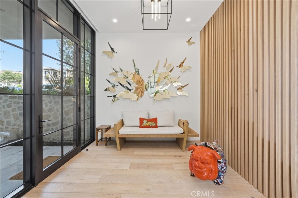 407 N Poinsettia
