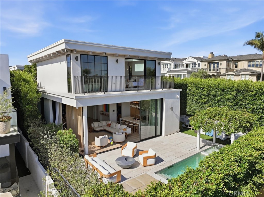 407 N Poinsettia