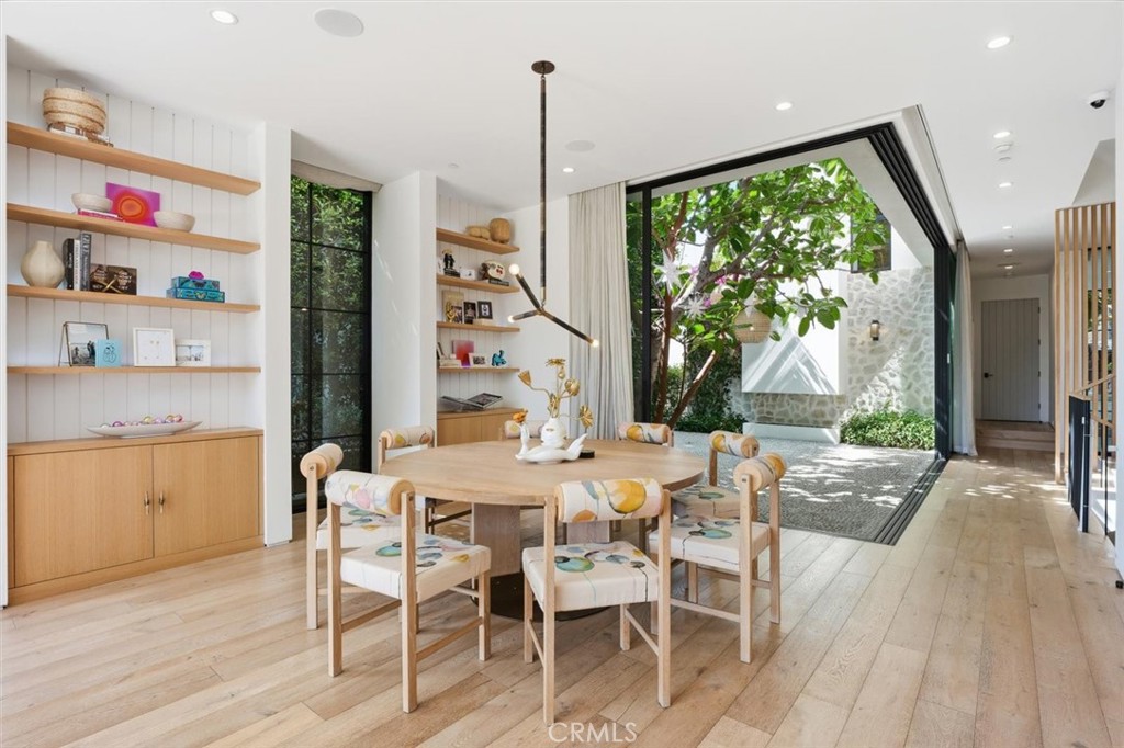 407 N Poinsettia