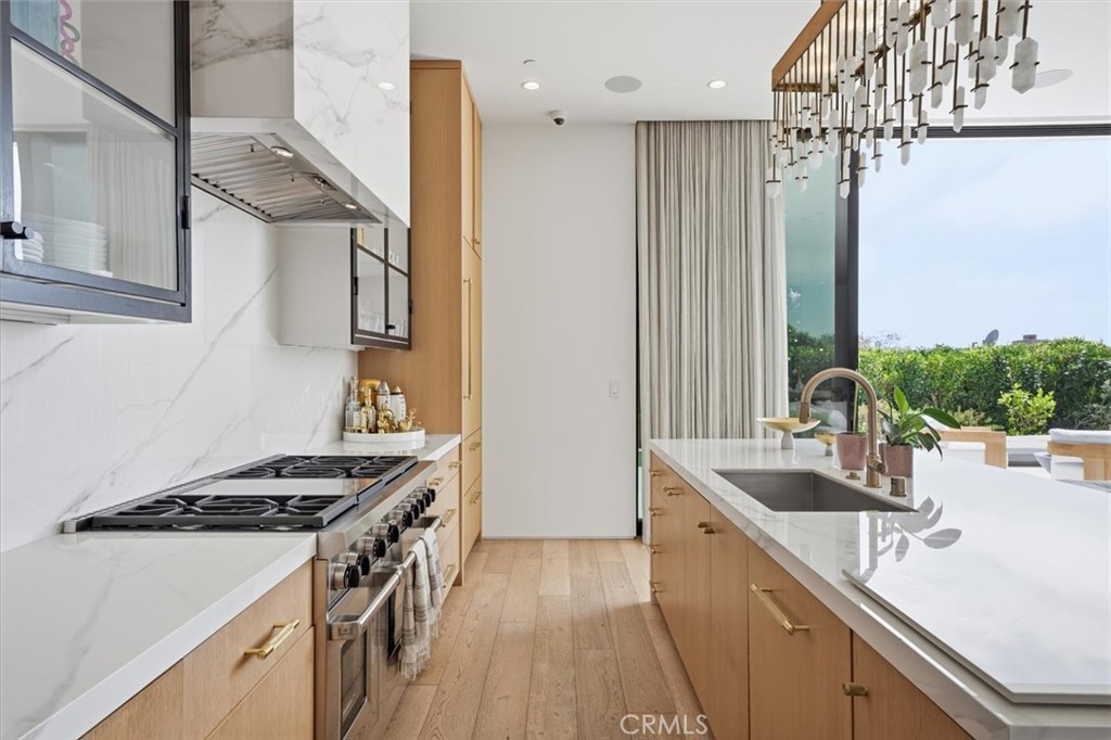 407 N Poinsettia