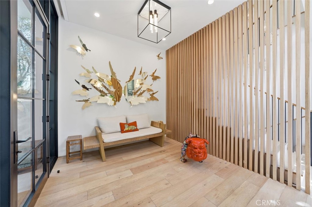 407 N Poinsettia
