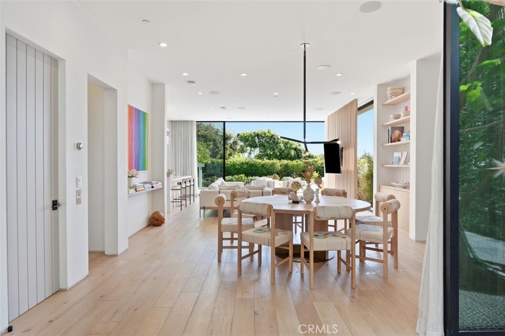 407 N Poinsettia