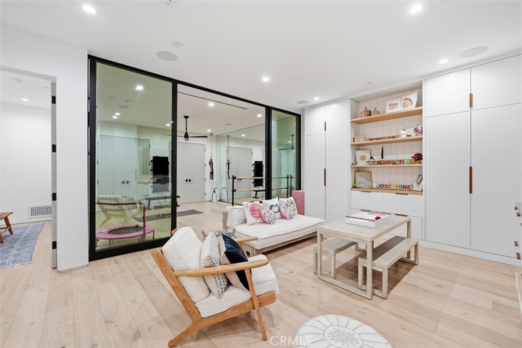 407 N Poinsettia