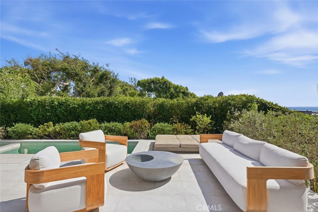 407 N Poinsettia