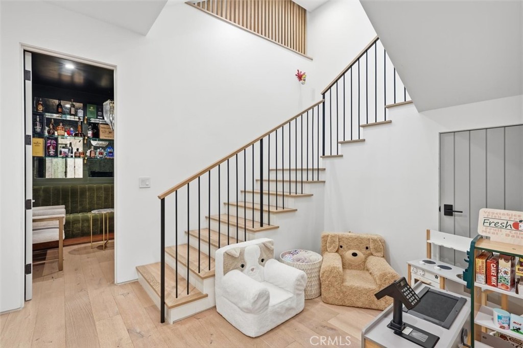 407 N Poinsettia