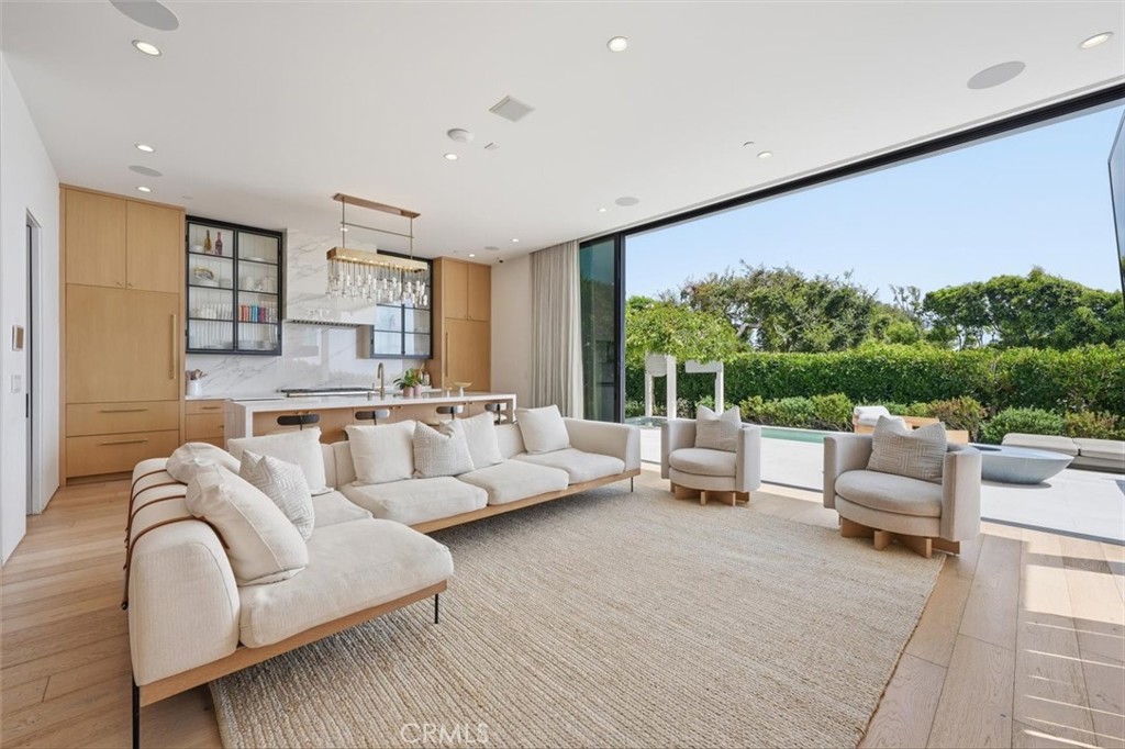 407 N Poinsettia