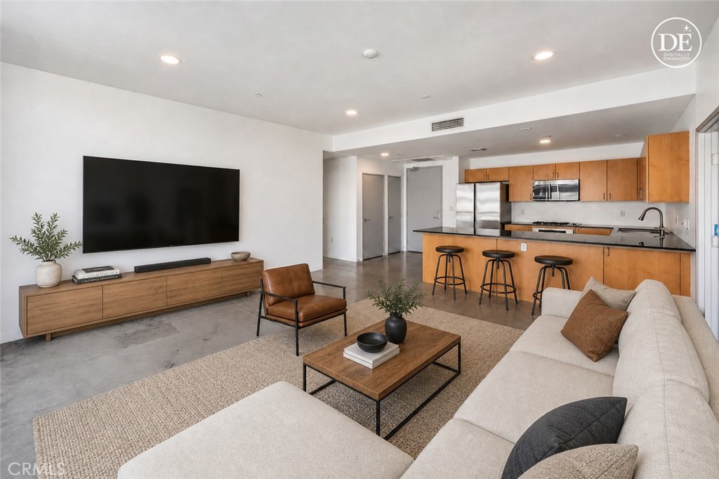 285 W 6th Street 306