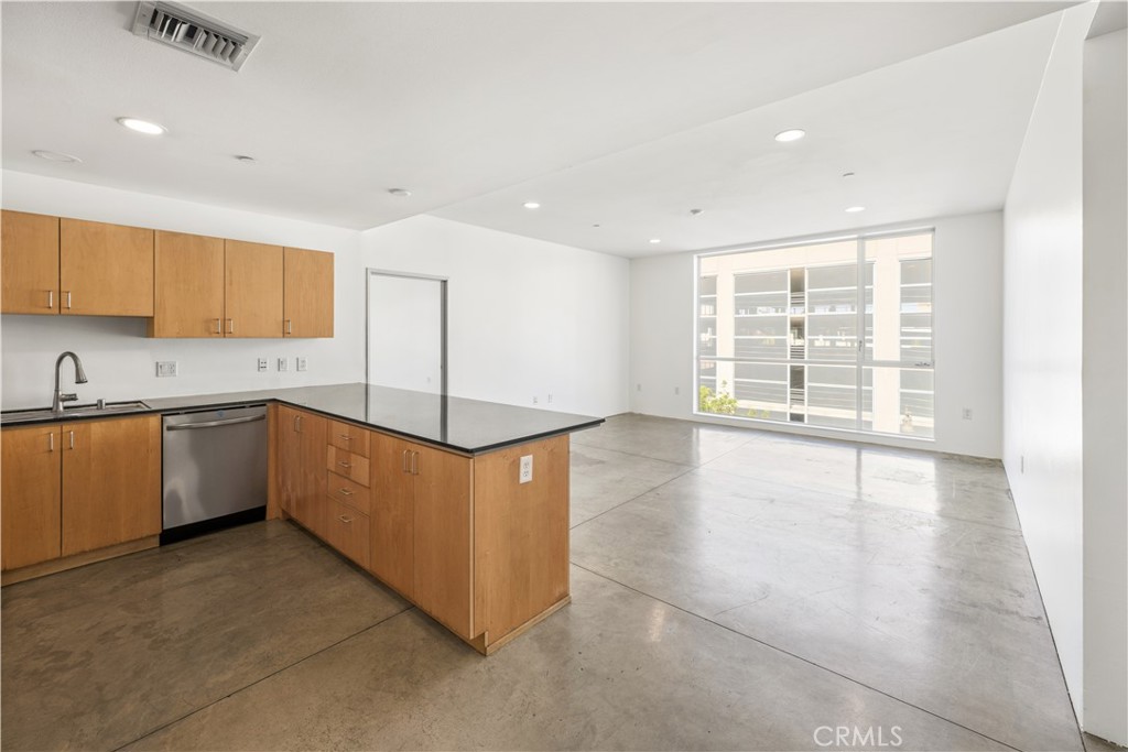 285 W 6th Street 306