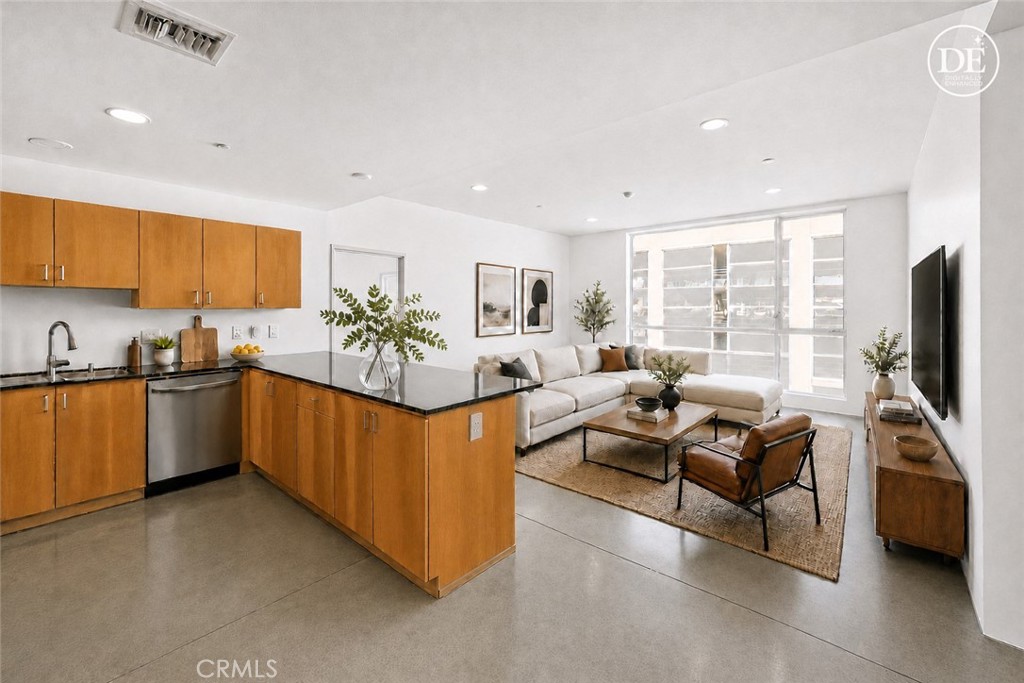 285 W 6th Street 306