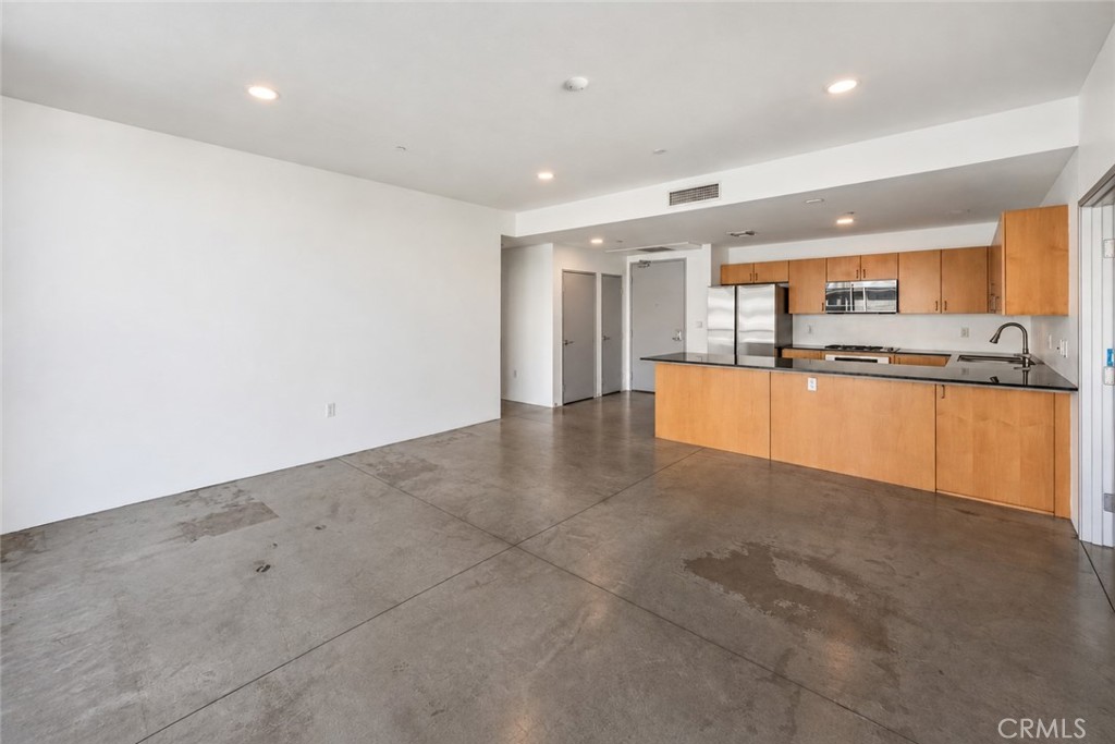 285 W 6th Street 306