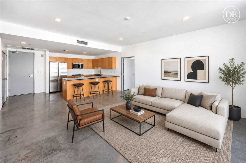 285 W 6th Street 306