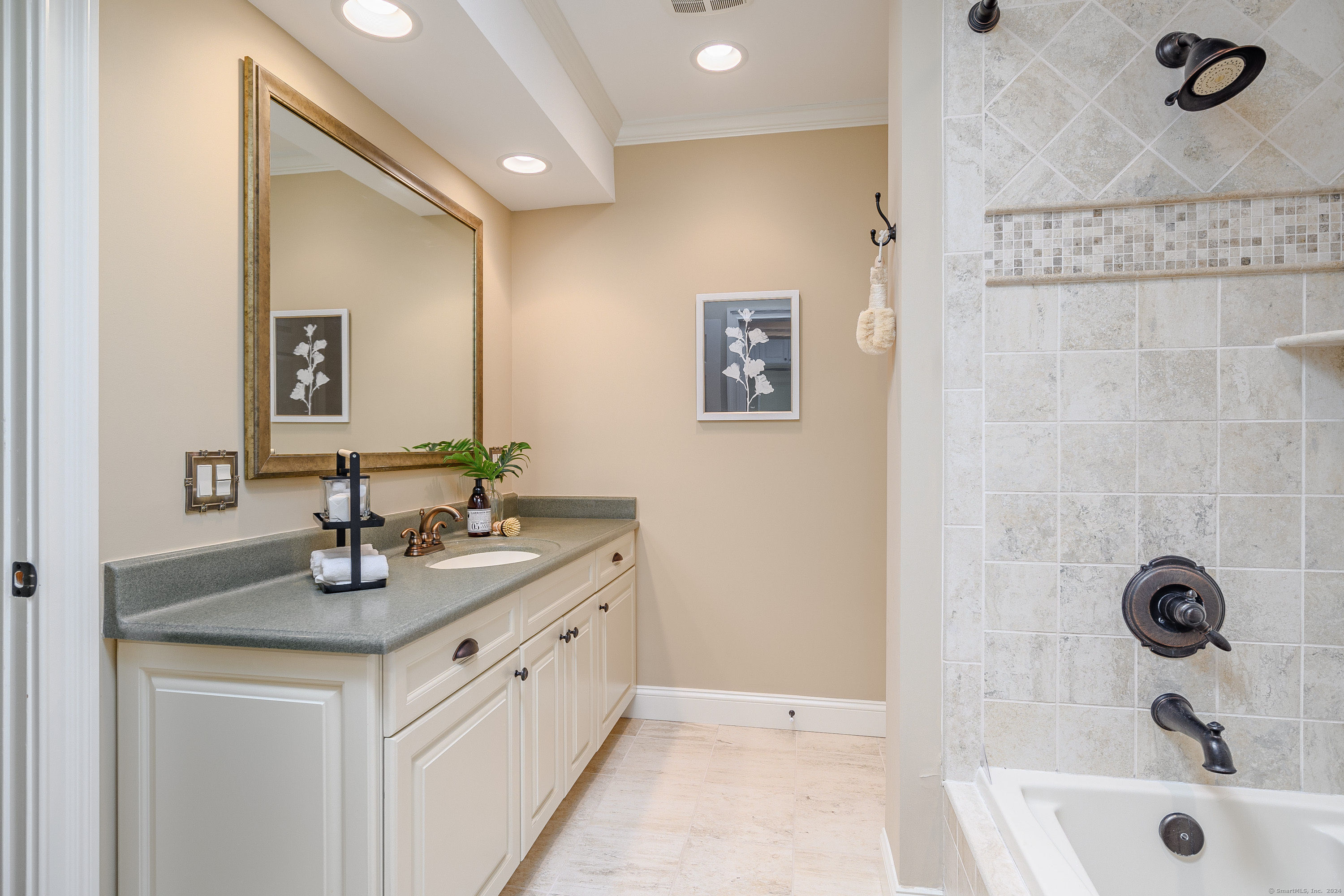 12 Boulevard Drive 36-192