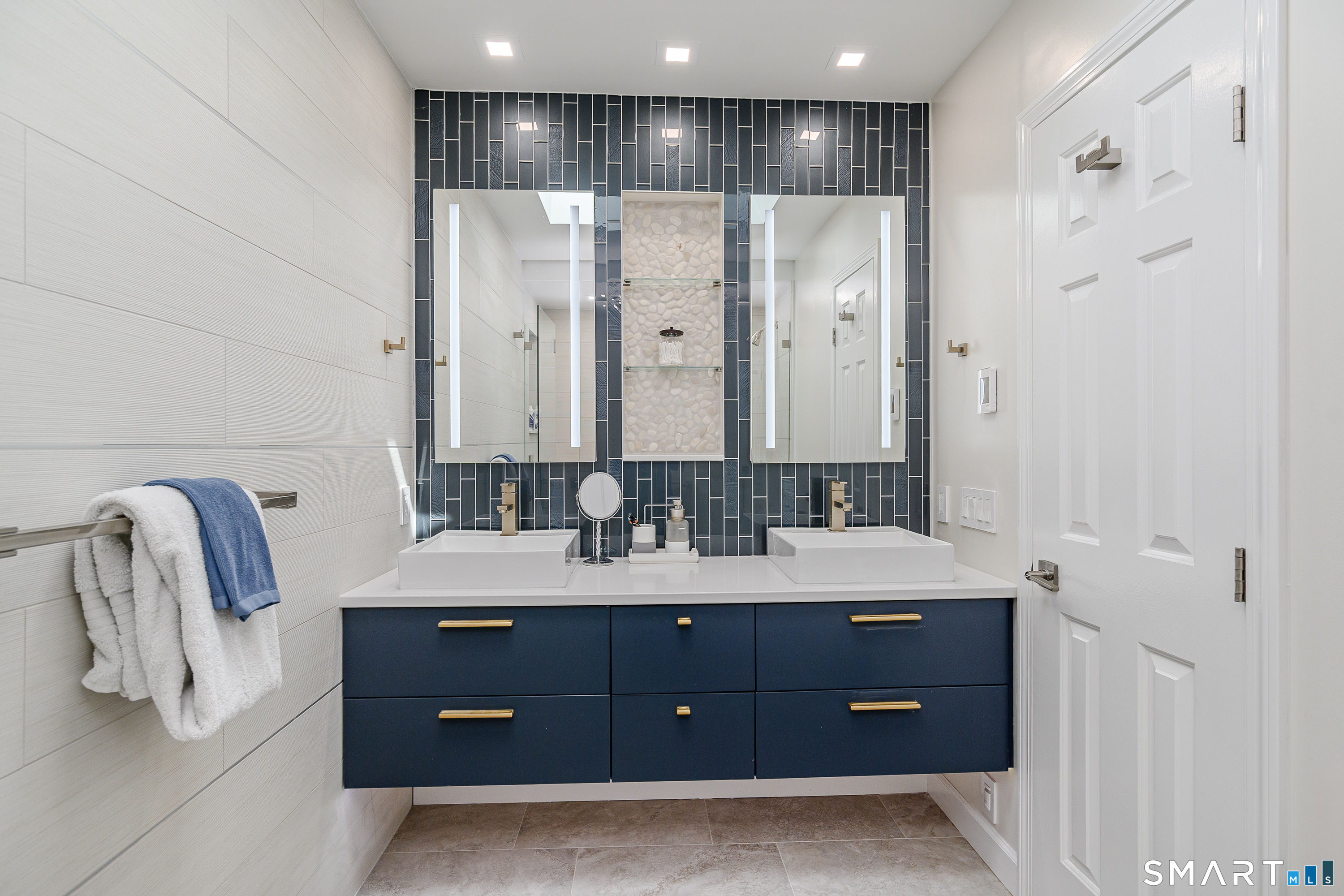 12 Boulevard Drive 22-132