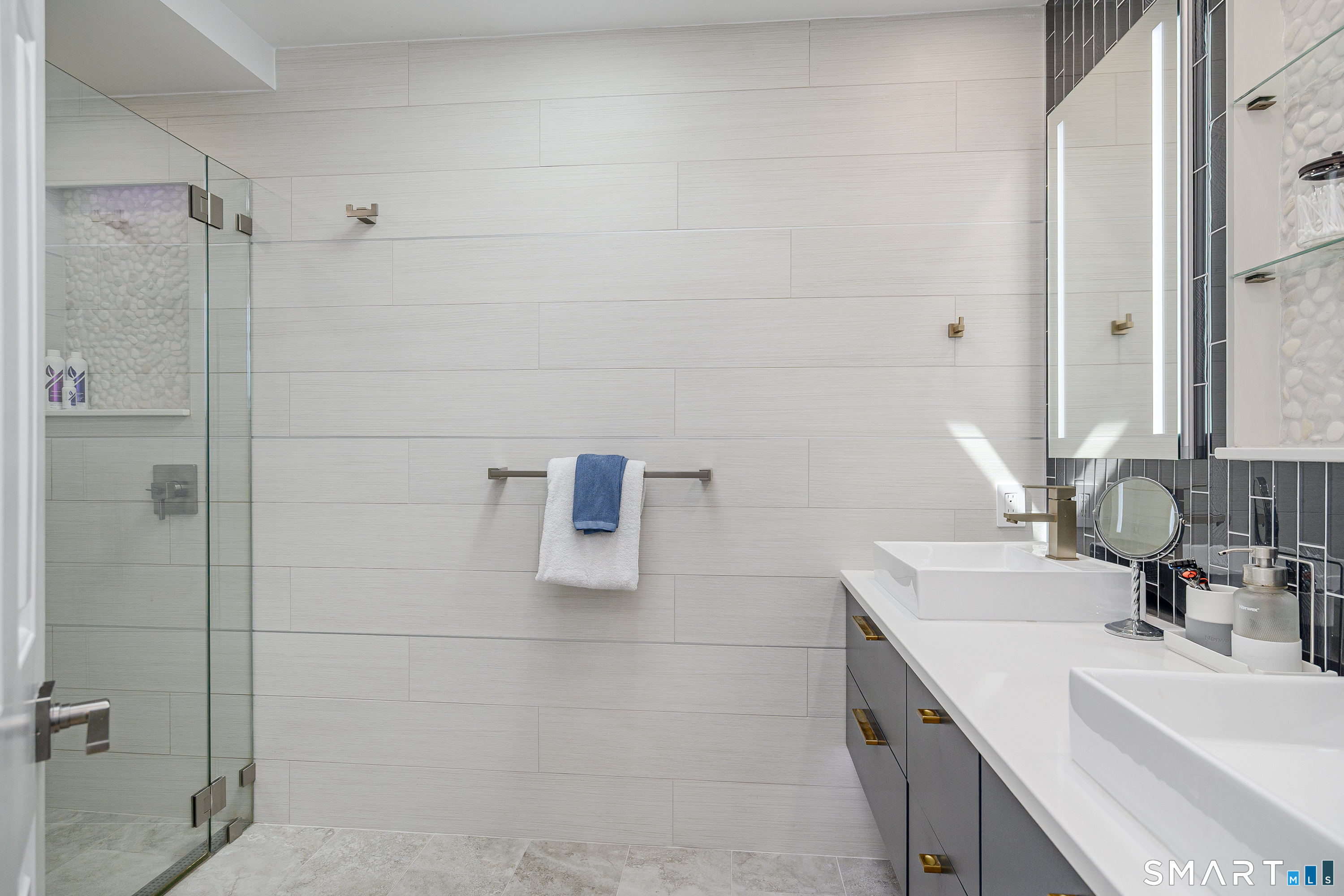 12 Boulevard Drive 22-132