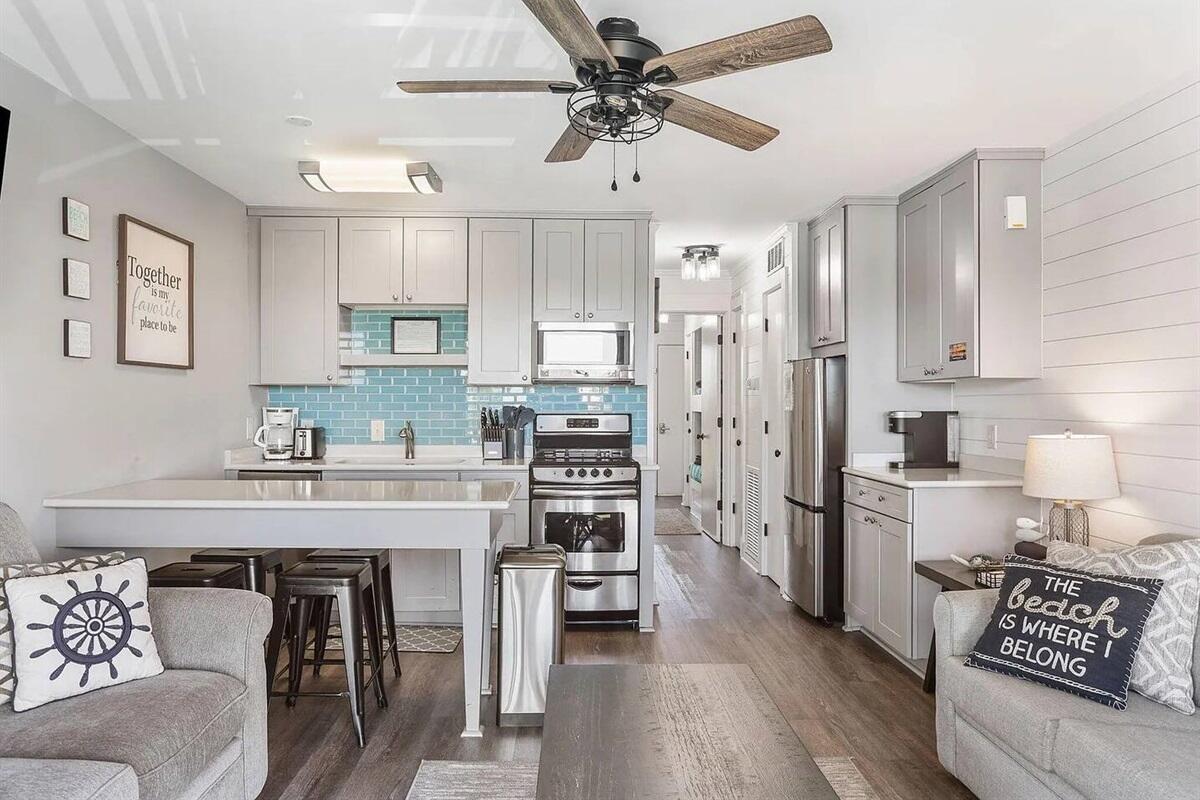 1300 Ocean Boulevard # 208