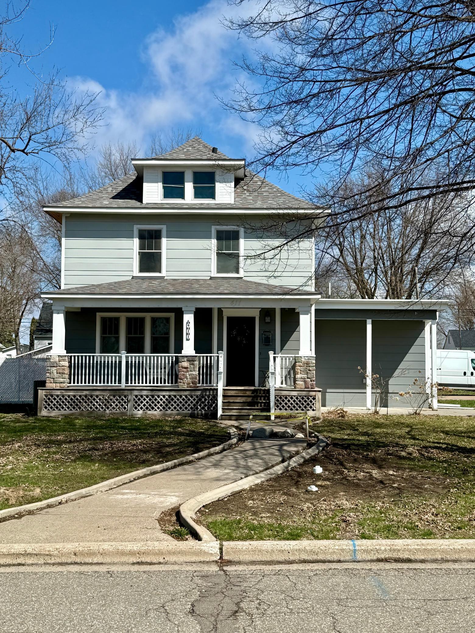 411 Division Street E