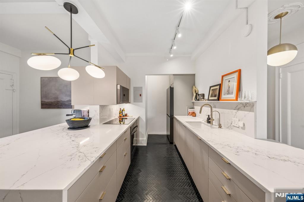 363-377 Mt Prospect Avenue 6DW