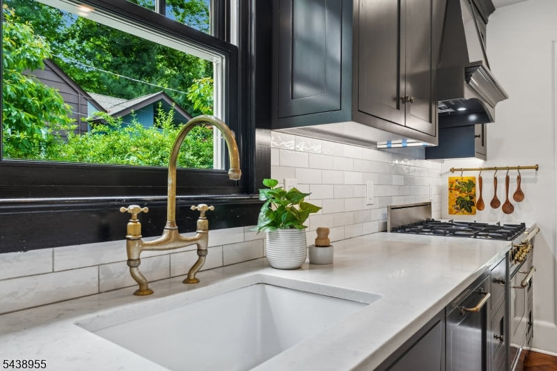 20 Euclid Pl