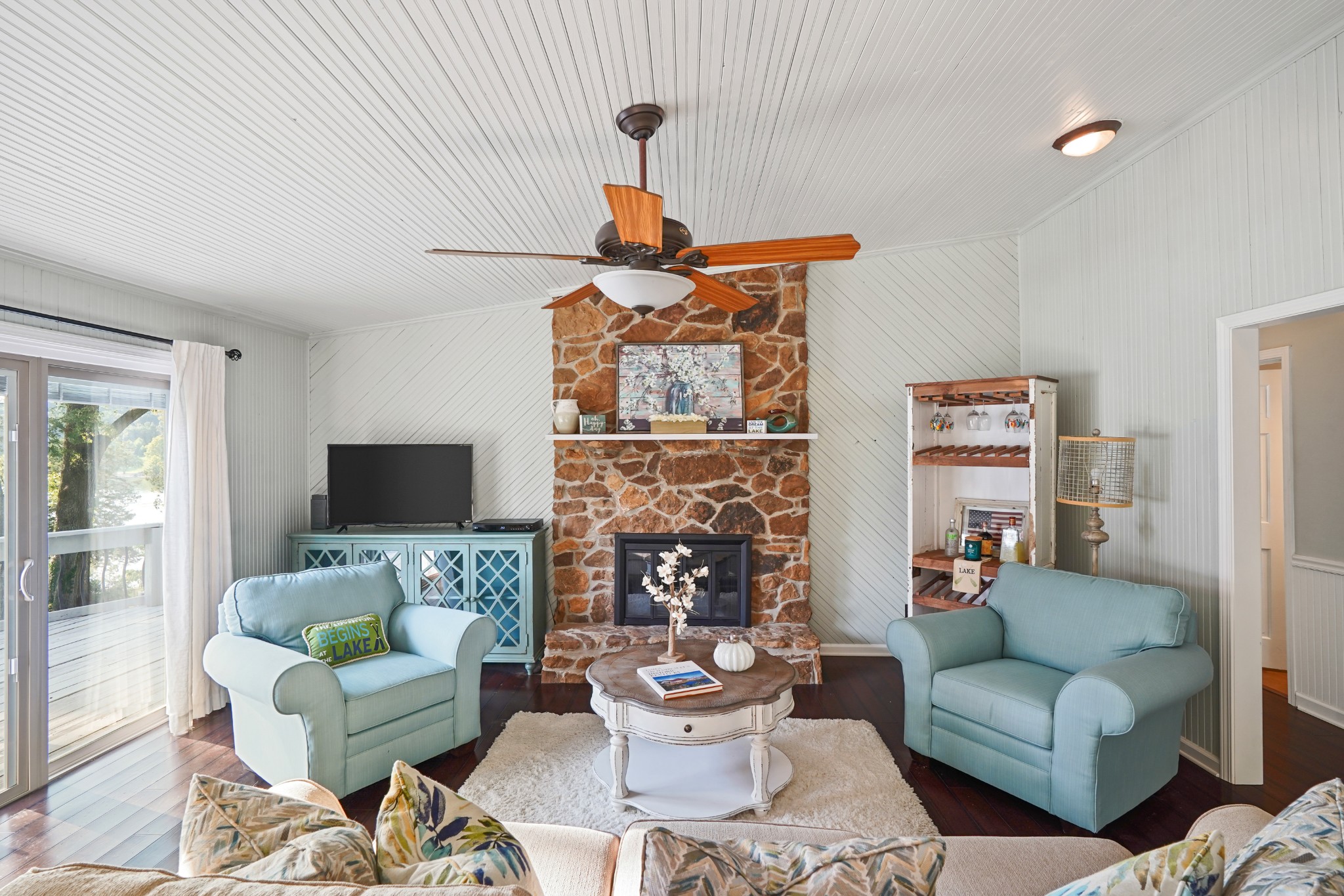 1221 Cunningham Ln