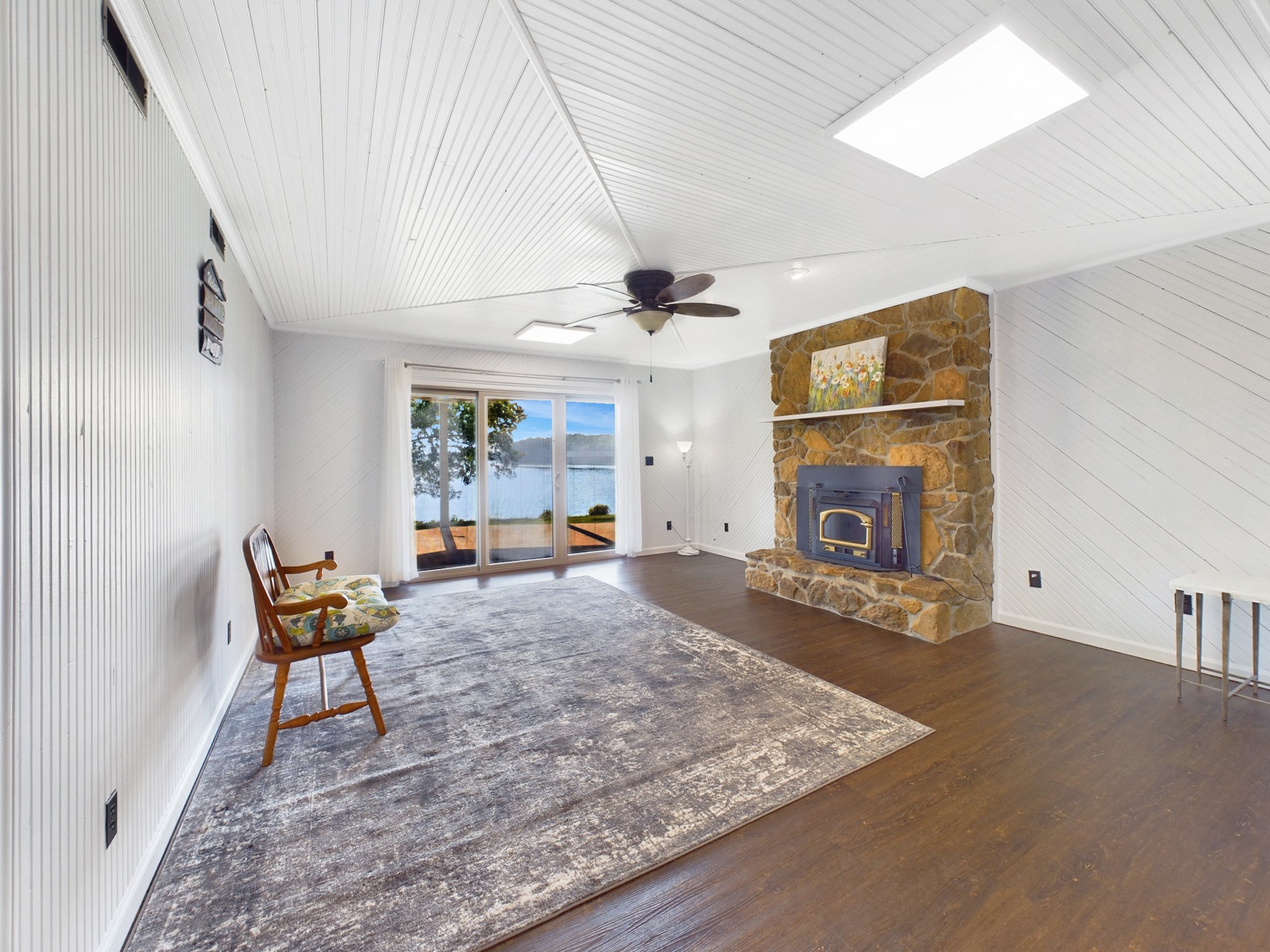 1221 Cunningham Ln