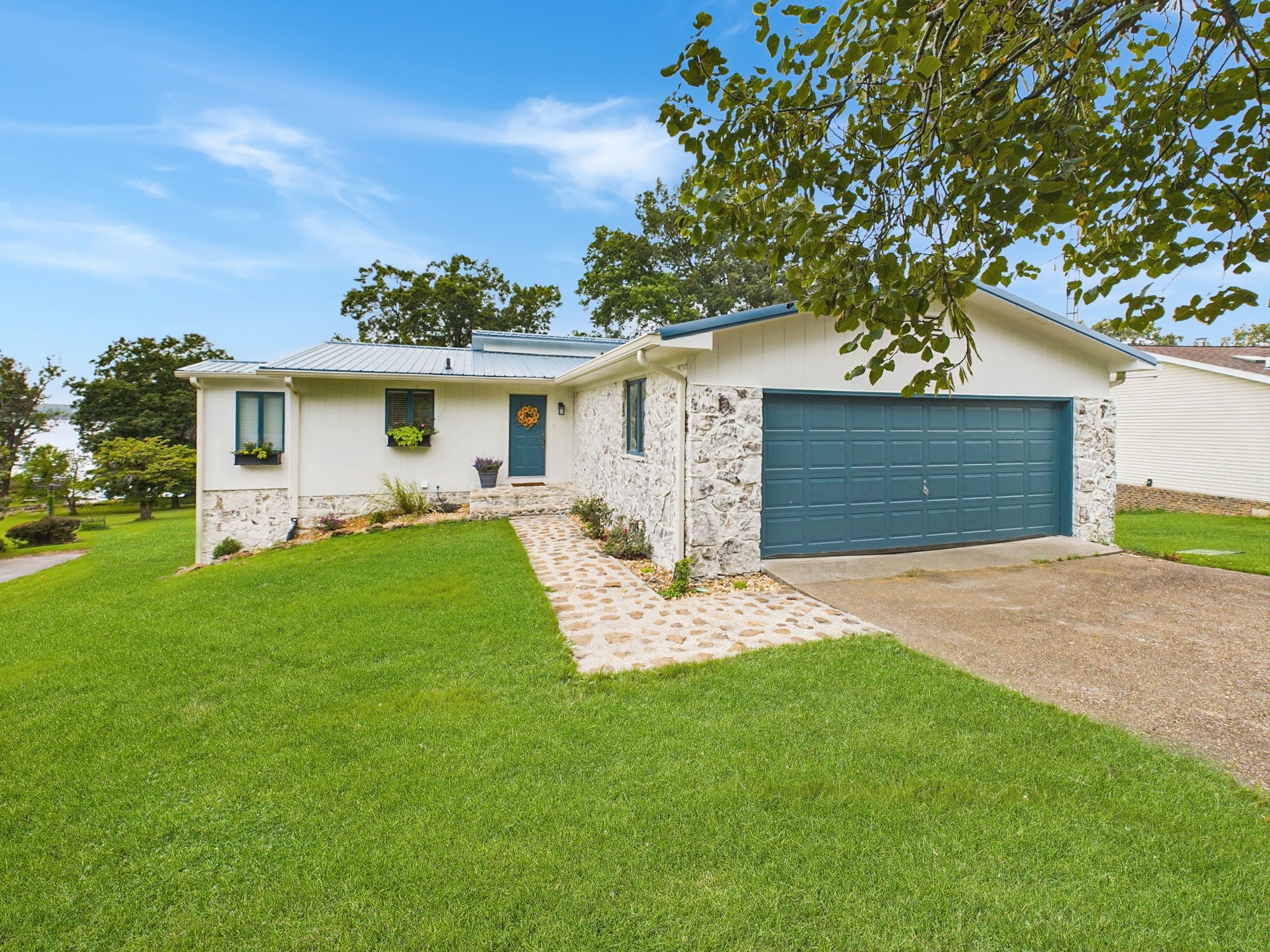 1221 Cunningham Ln