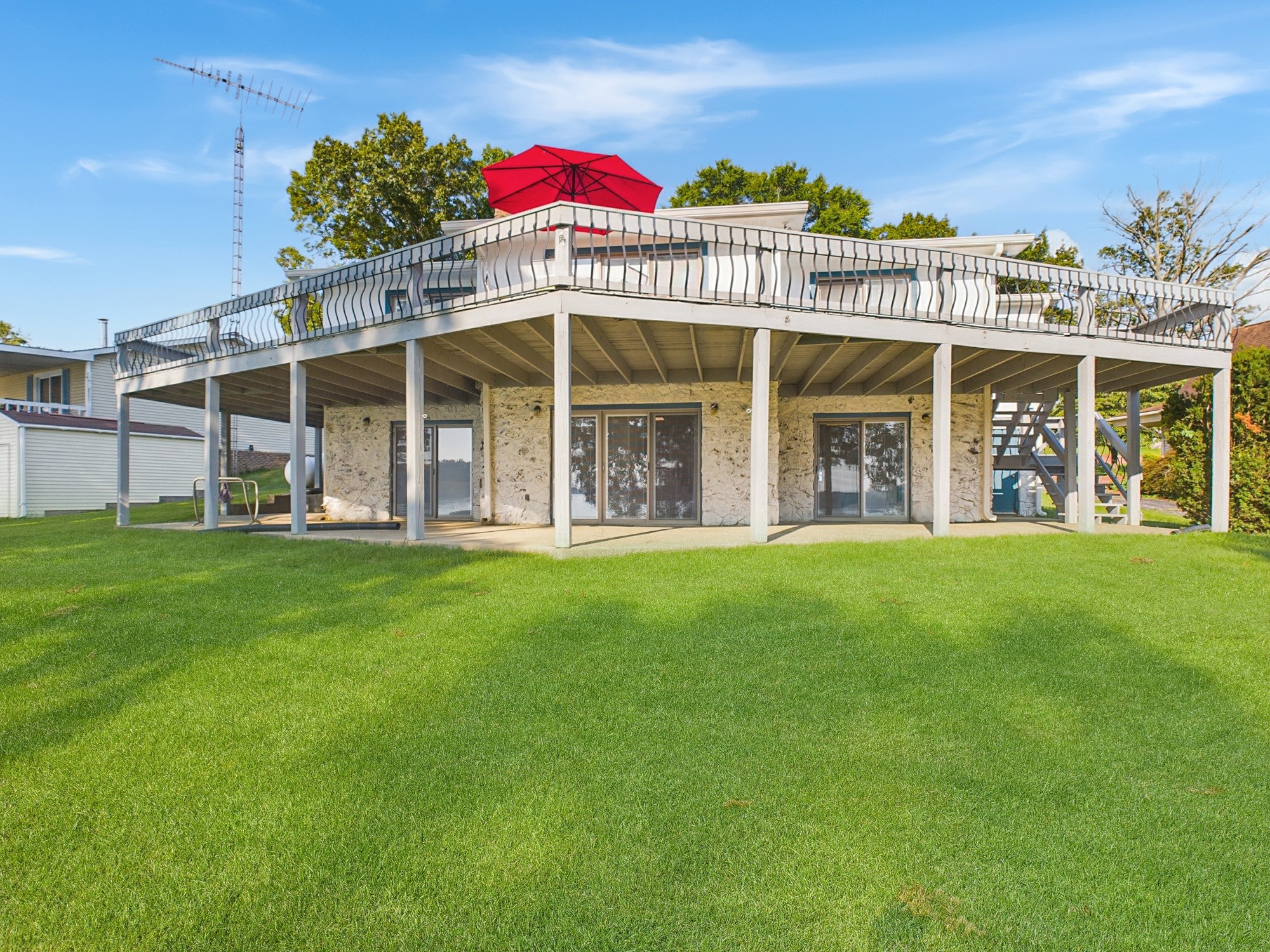 1221 Cunningham Ln