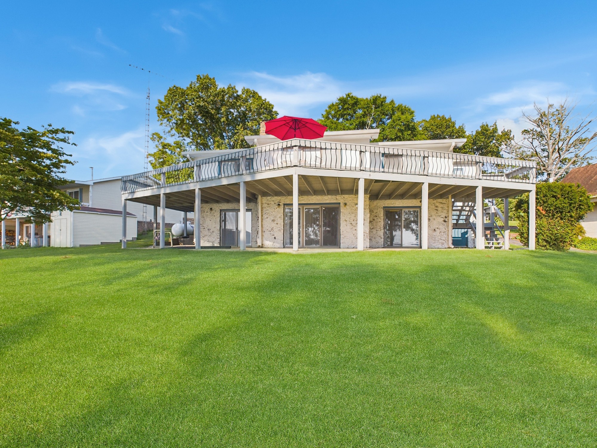 1221 Cunningham Ln
