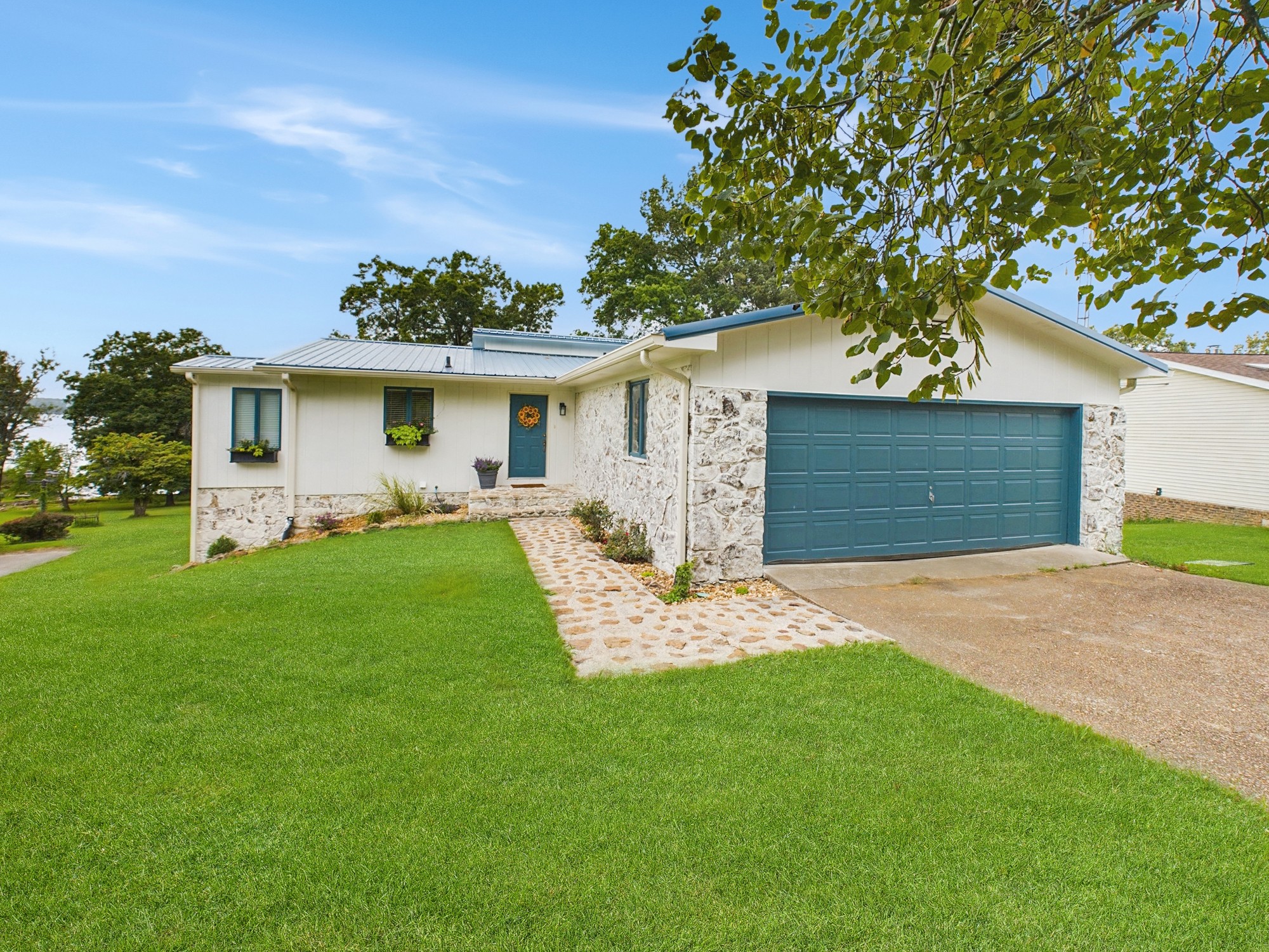 1221 Cunningham Ln