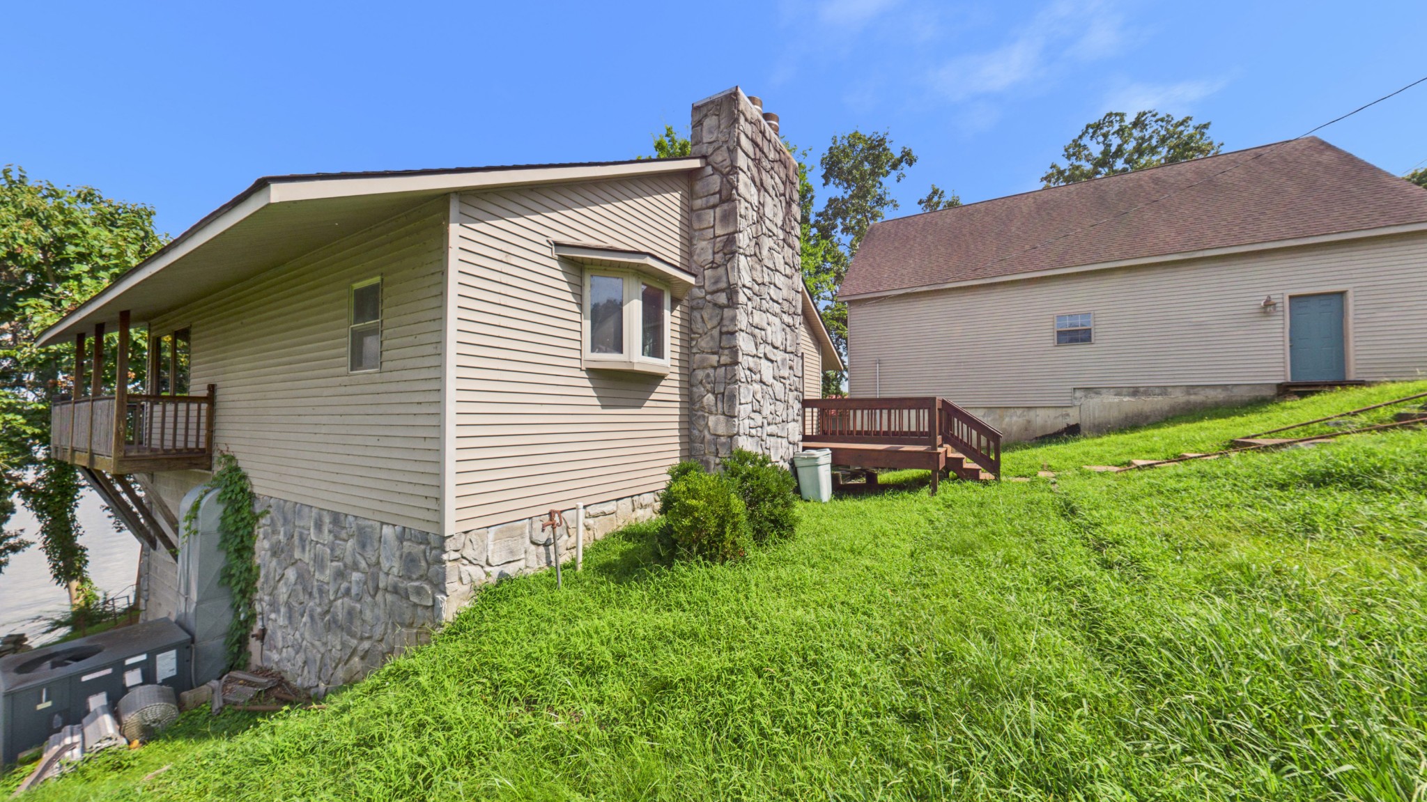 62 Lakeshore Dr