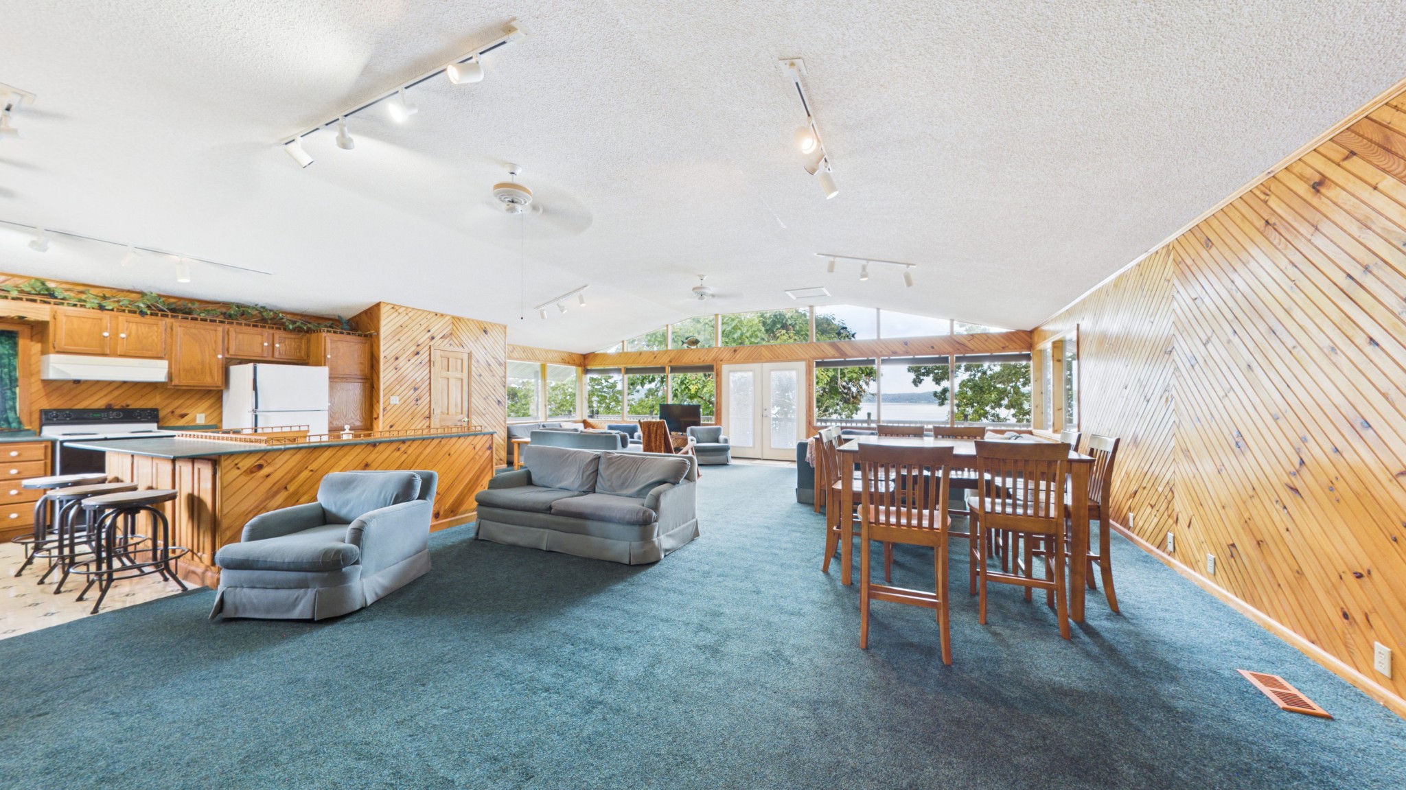 62 Lakeshore Dr