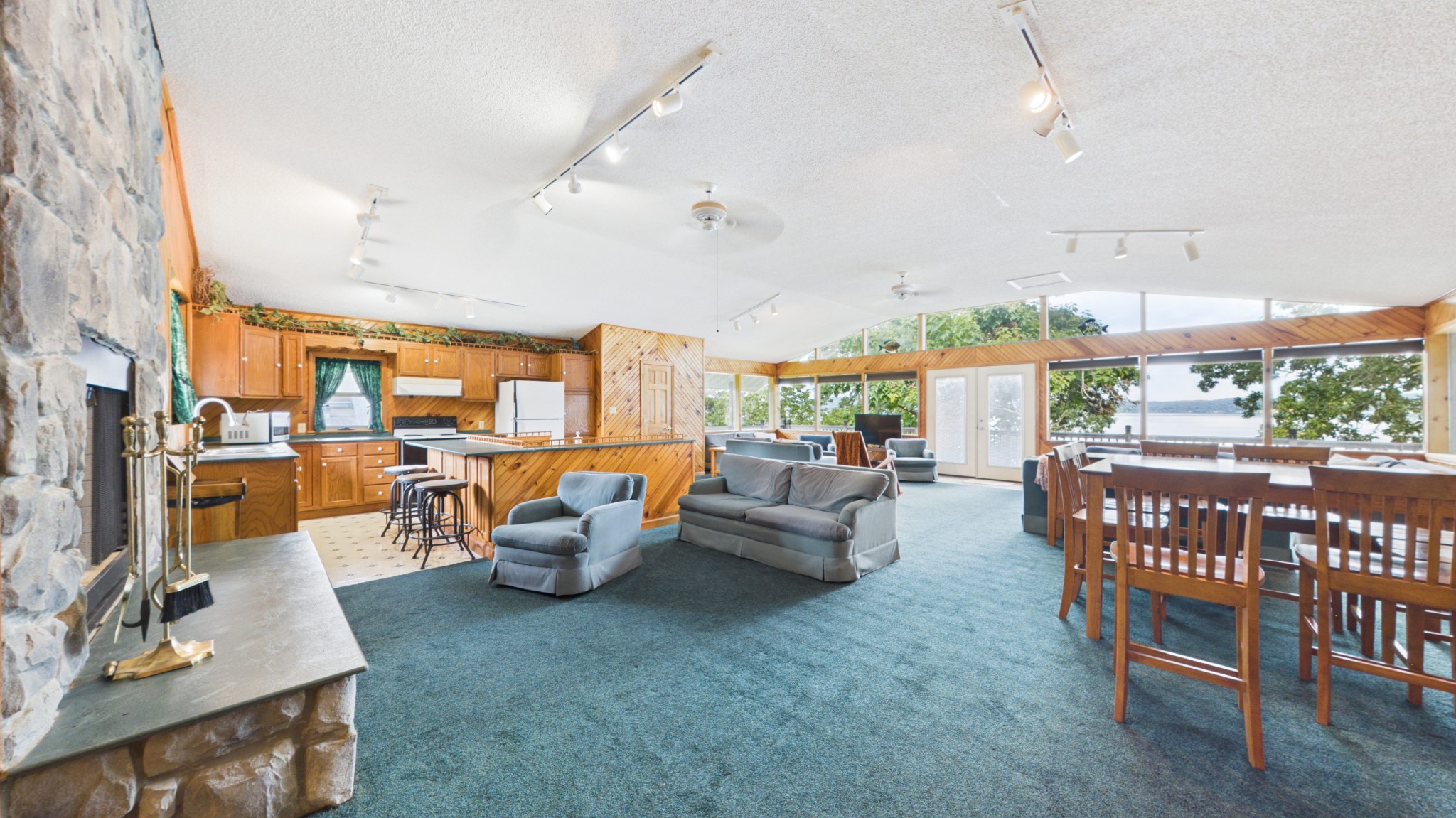 62 Lakeshore Dr
