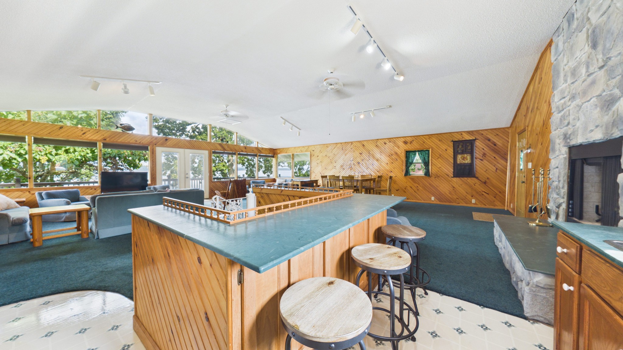 62 Lakeshore Dr