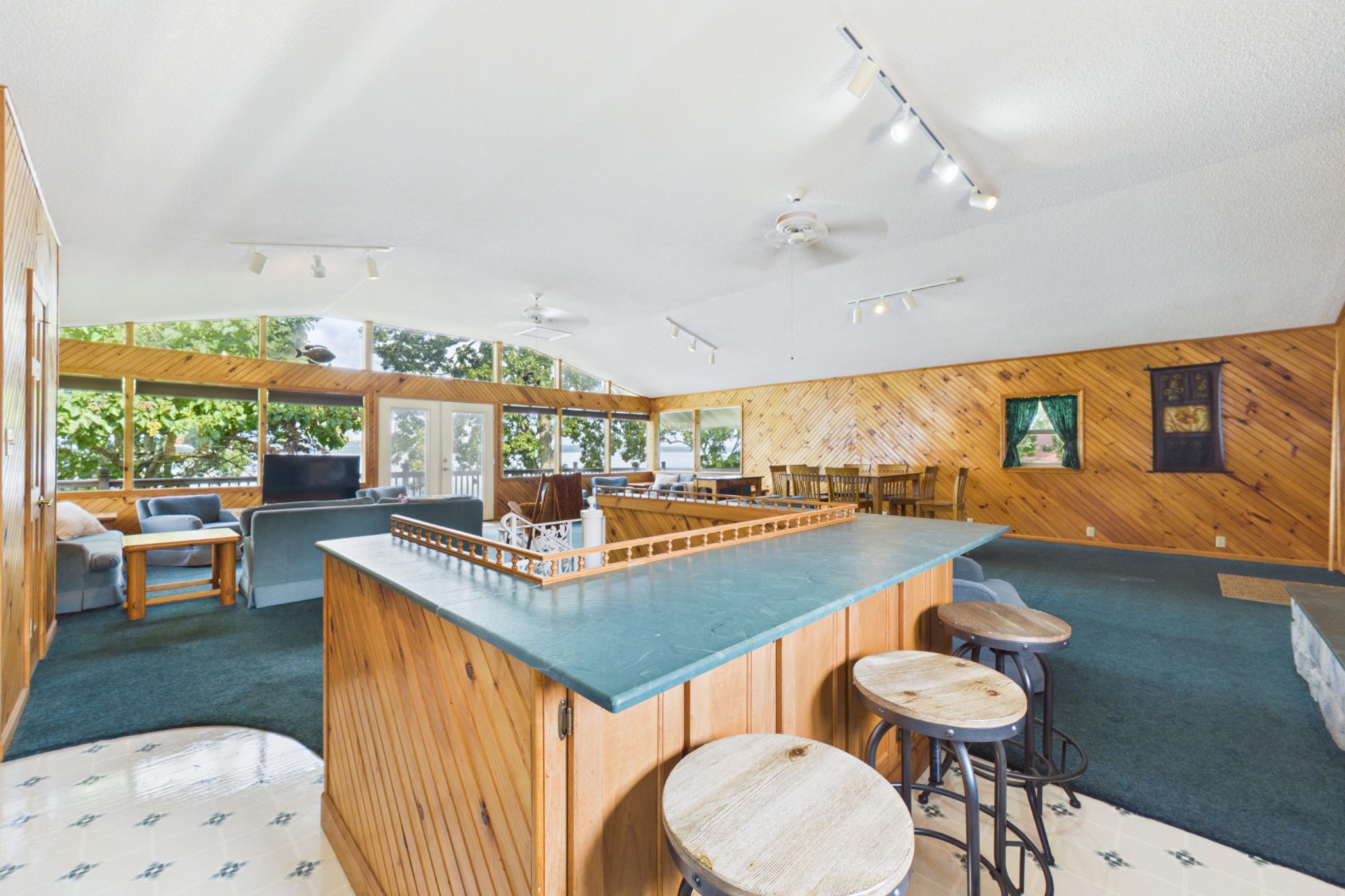 62 Lakeshore Dr