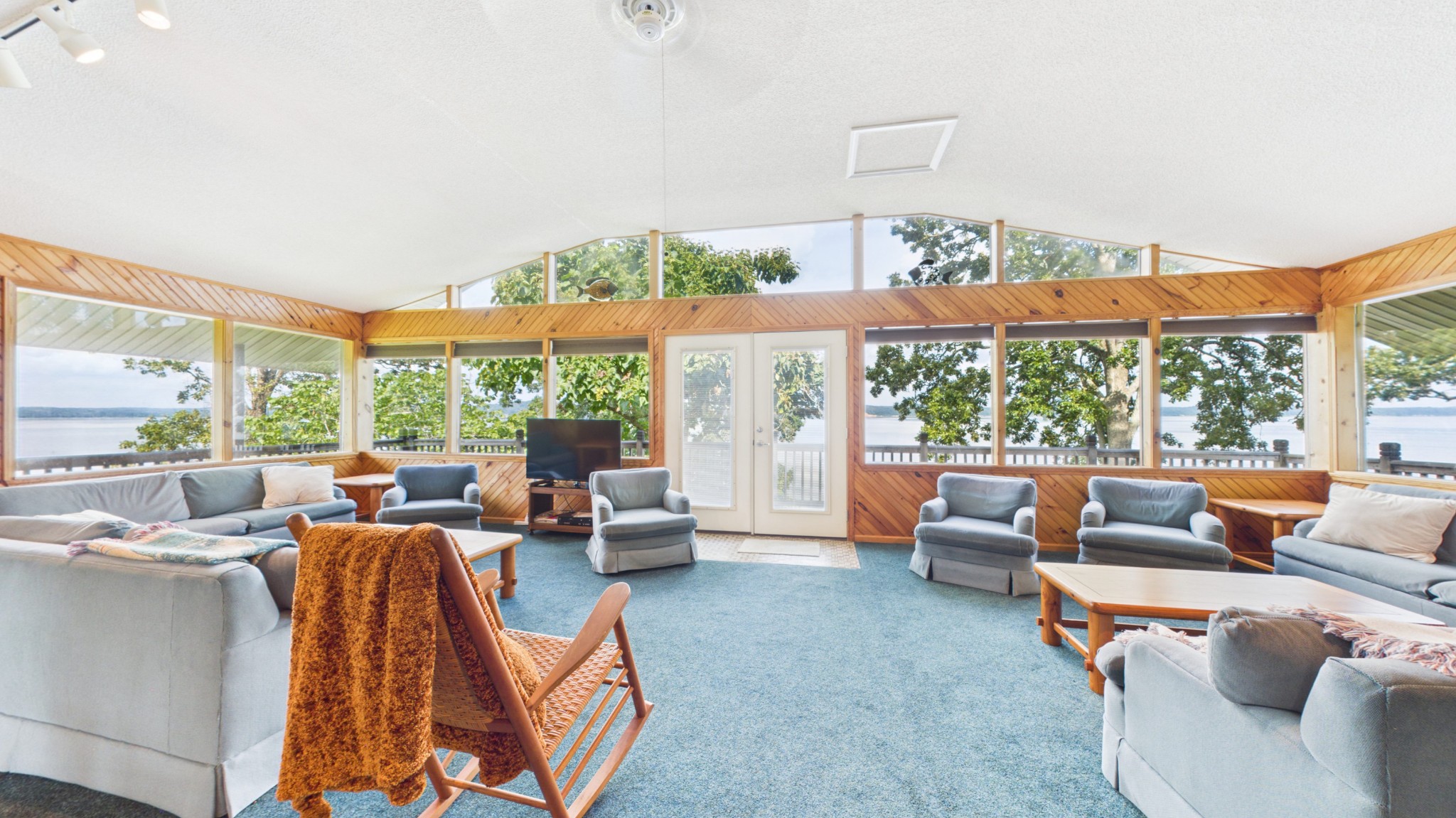 62 Lakeshore Dr
