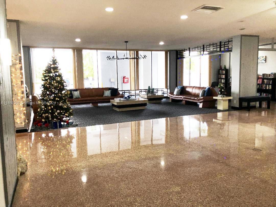 137 Golden Isles Dr Unit: 810